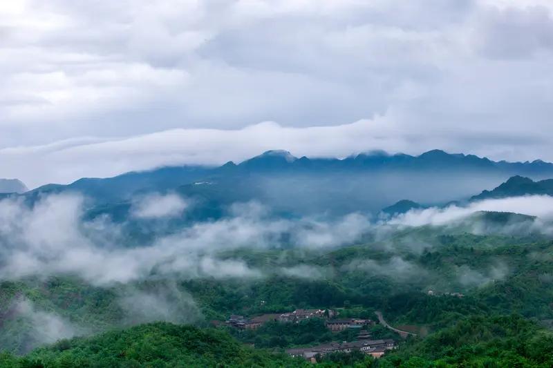 上联：风吹雾散青山秀，下联如何对雨霁云开碧水悠。