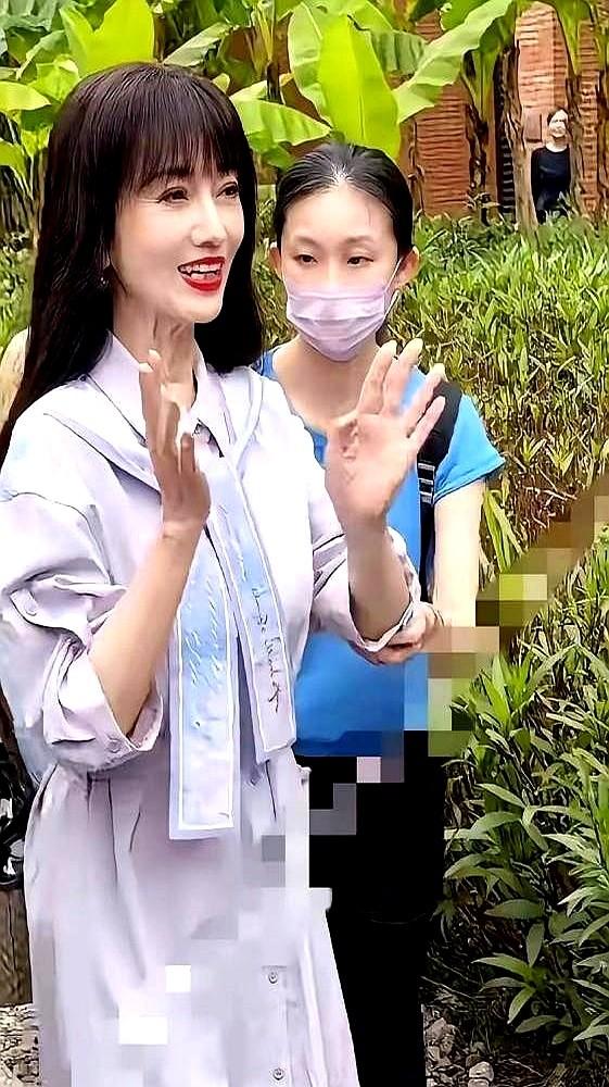 72岁还这么拼，赵雅芝缺钱了？

高温天，浓妆假发高跟鞋，她就这么站在台上录节目