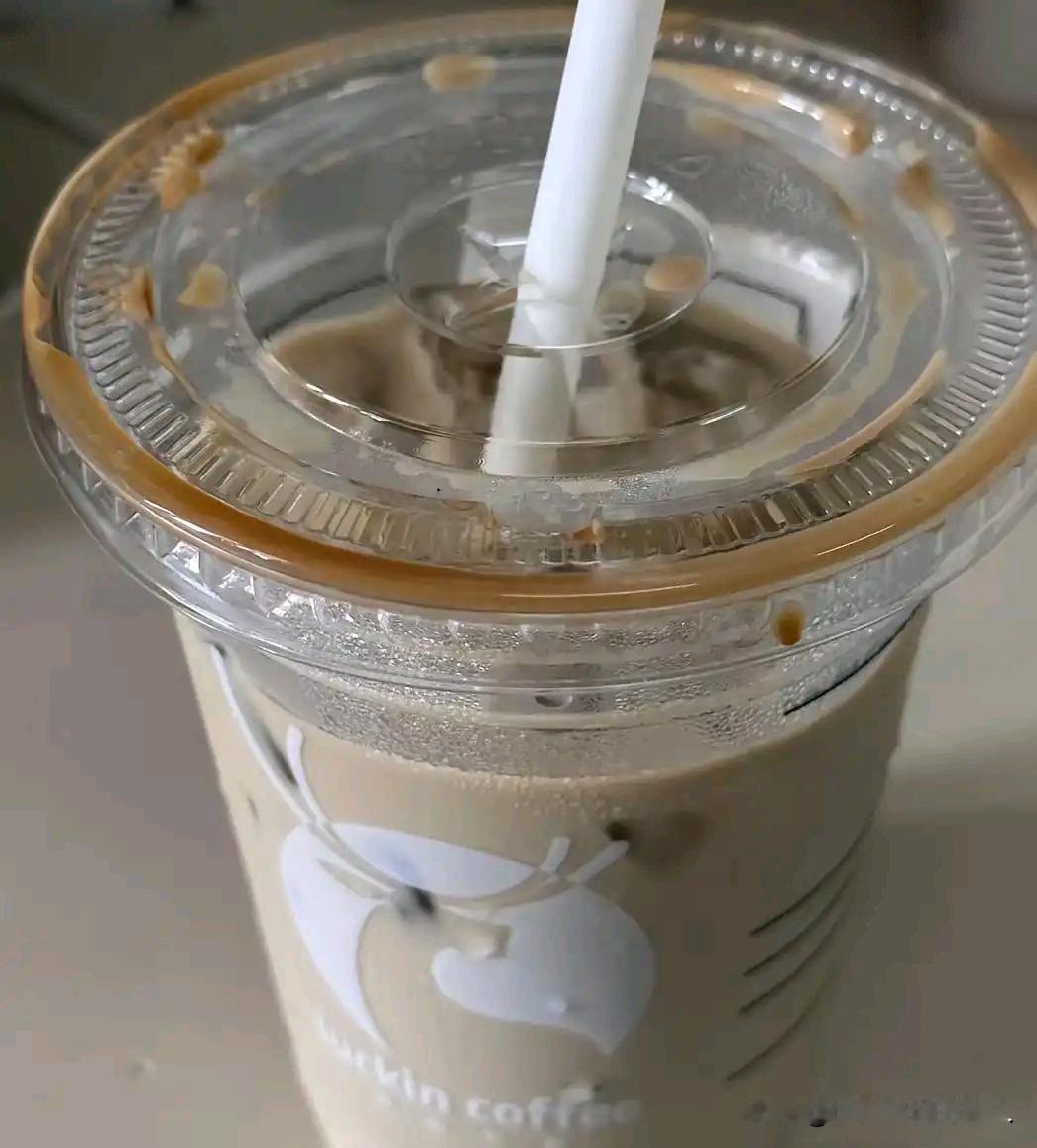 最没分寸的亲戚！
表弟三伏天摆摊讨生活，
表哥白吃4杯还差评，
全程理直气壮。