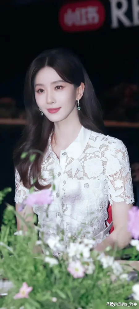 刘诗诗这套蕾丝裙造型炸上热搜了！这次她两天跑俩城市换了四套造型，从苏州活动的国风
