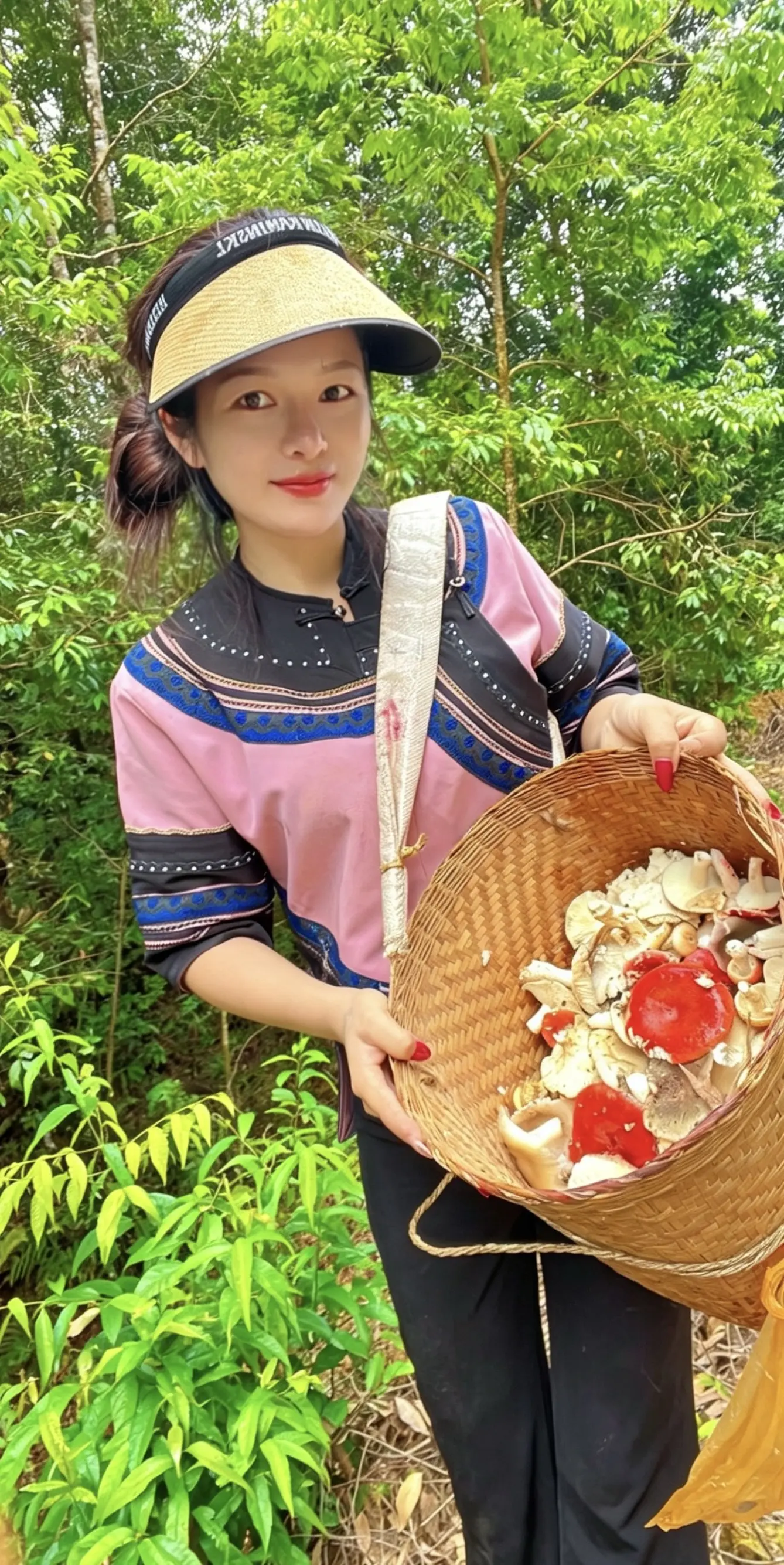 别人上班我上山，别人卷业绩我卷菌子，今天的快乐是红伞伞给的！
