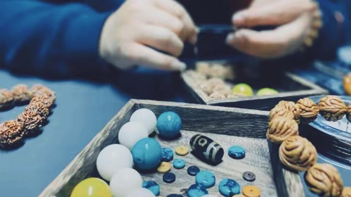 🔥昆明年轻人为啥沉迷盘东西？真相太戳心！昆明年轻人的快乐，全在指尖那点“小玩意