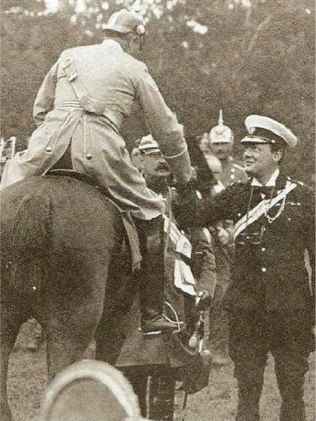 1909年，时任英国商务大臣的温斯顿·丘吉尔访问德国。德皇威廉二世邀请...