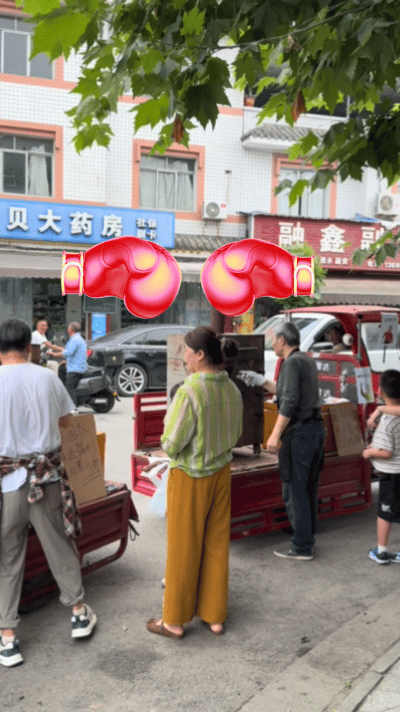 四川球迷大爷的应援比我想的还要卷成都街头两位大爷摆地瓜摊，分别力挺法国队、葡萄牙
