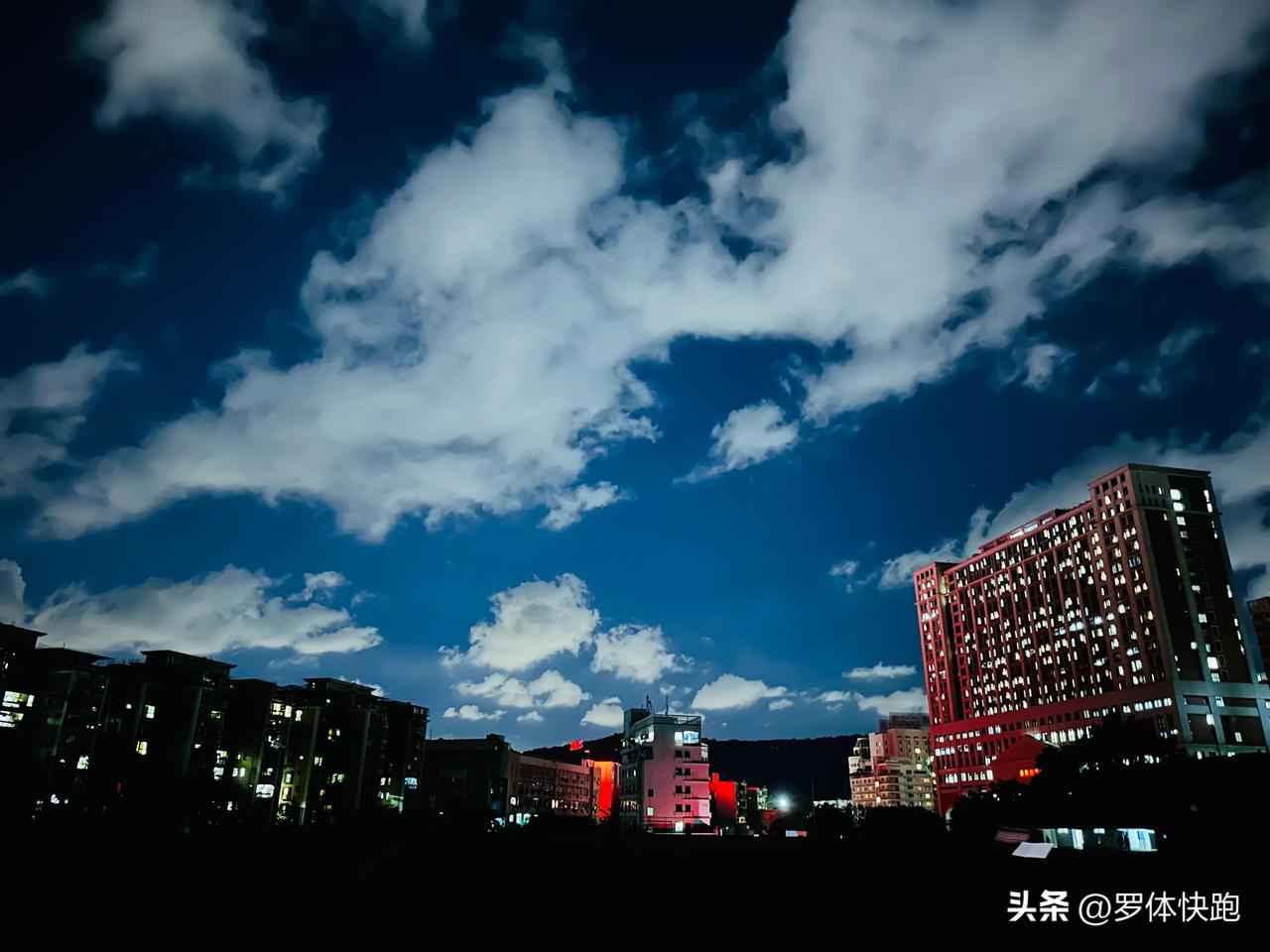 每天前进10公里，连着跑了5个晚上，每晚慢悠悠跑到运动场所有的灯光都熄灭了也不停