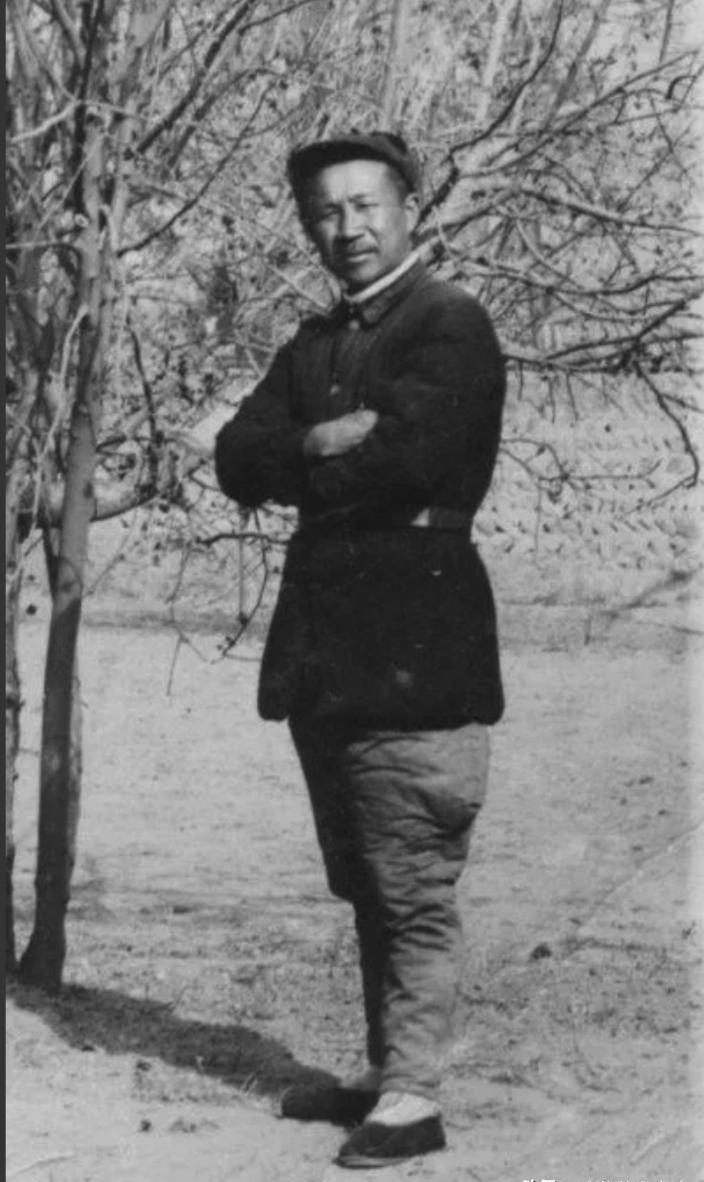 1942年，张云逸去开会，途经交通站时，他却发现花盆摆错位置，警卫员提醒：“有叛