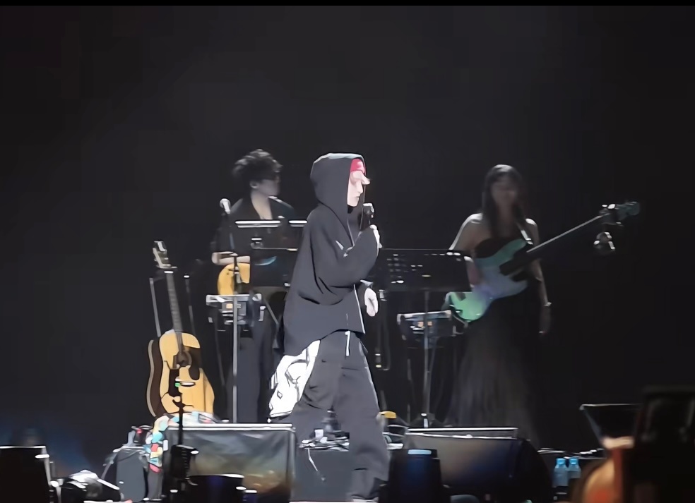 小侯音乐节的乐队也是演唱会的乐队贝斯老师琴上还挂着monkey呢这种感觉真好专属