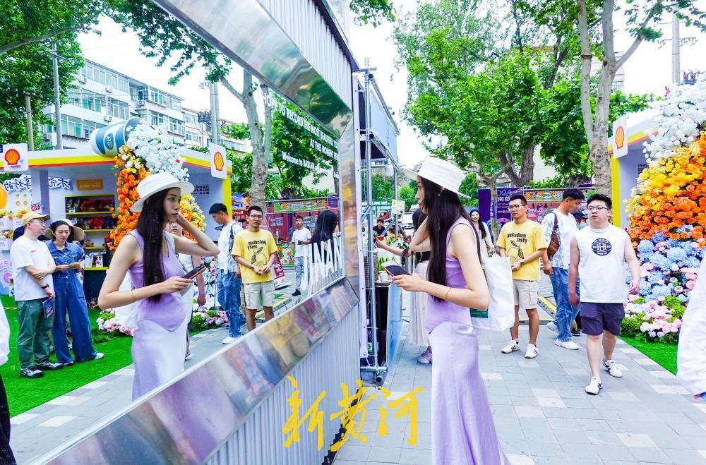 5月16日，在济南老商埠广智里南广场举办的首届国际泉水咖啡嘉年华上，70余家咖啡