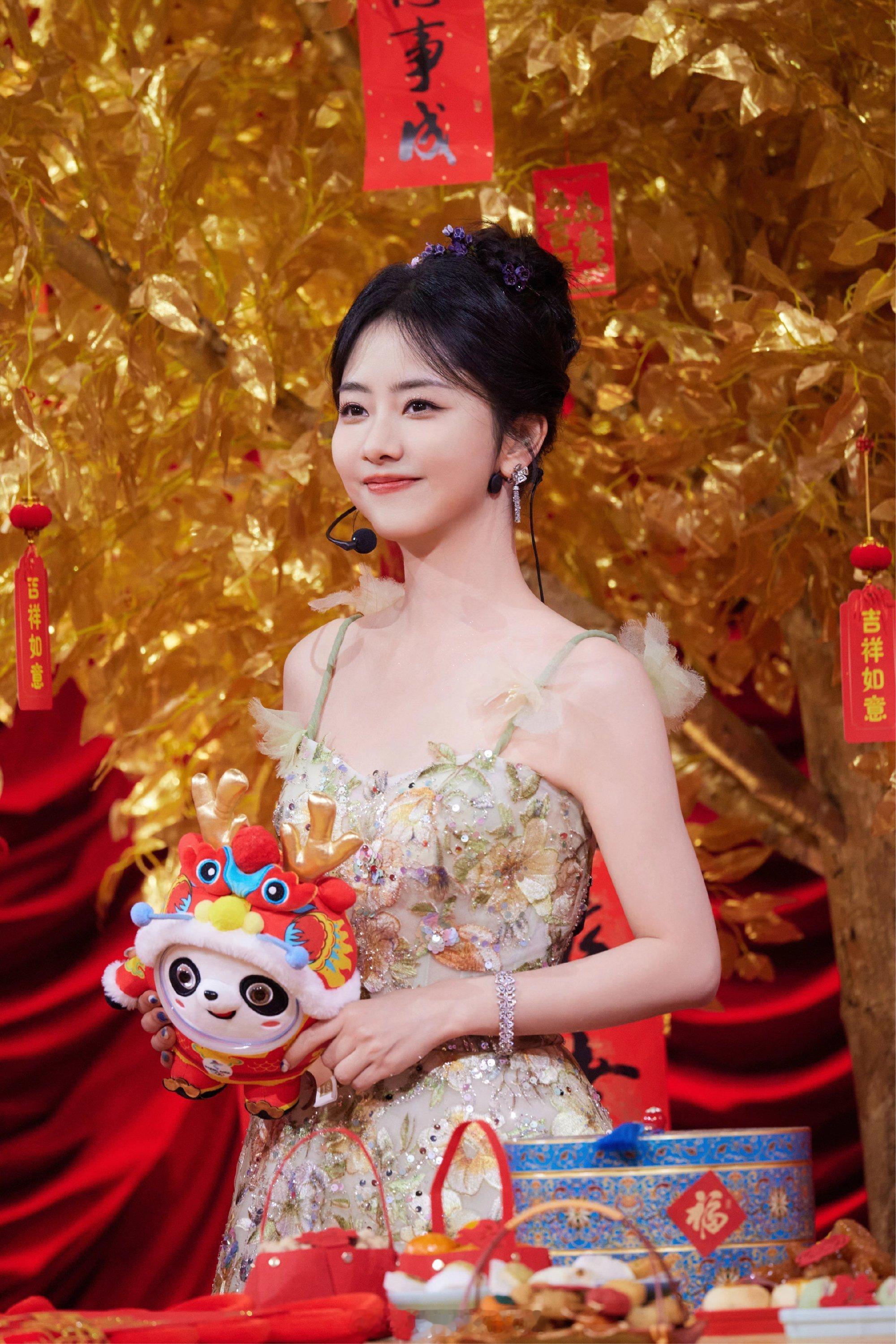 谭松韵姐姐的金色迷人纱裙 ​​​