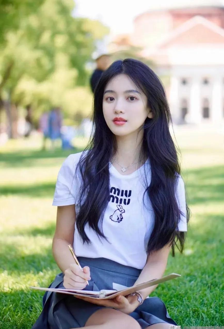 我心目中的那个美丽的姑娘，如同春天的花海，无论生活怎么样子，总能保持那份纯真的笑