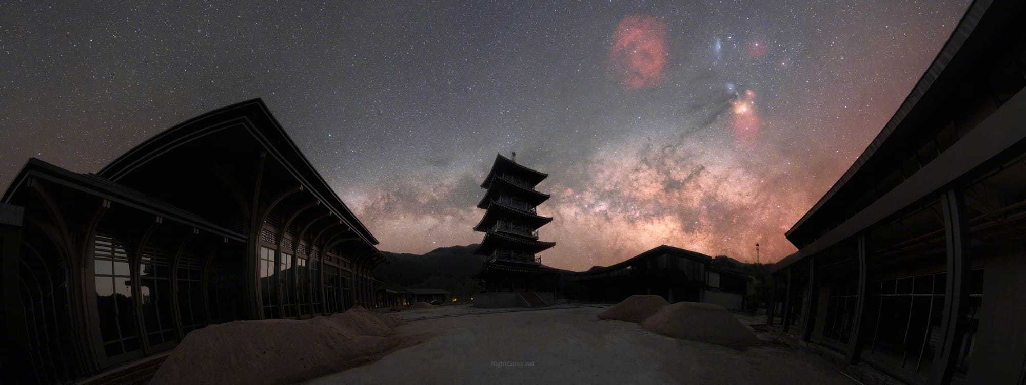 银河自东南升起，弧线优美地横跨夜空，古塔恰在正中，成了星汉的轴心。两侧的廊檐低伏