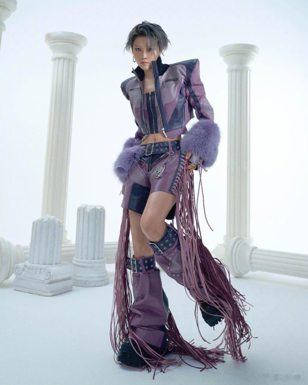 刘雨昕这下真破次元壁了 的骑射造型视觉冲击力满分，动静之间展现了她出色的舞台表现