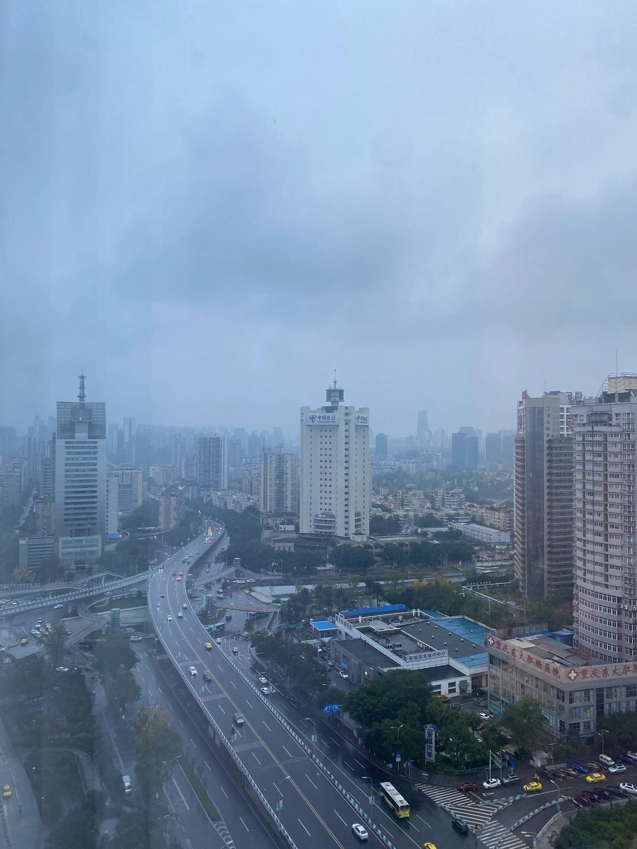 冬日重庆的清晨
多年没有来过重庆了。昨晚雨夜入住，今晨窗外是这样的景色：与其他大