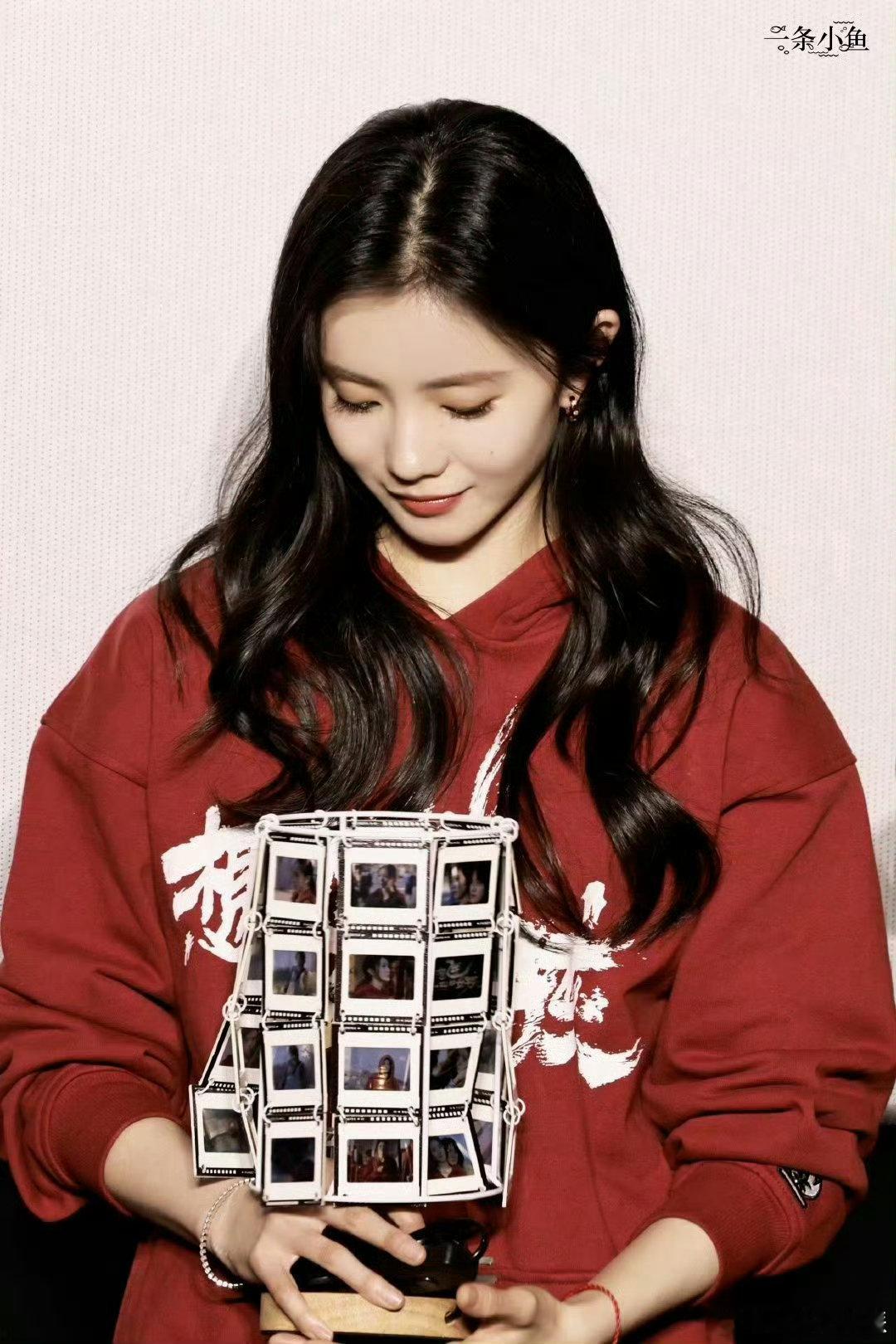 刘浩存美得好权威 刘浩存的美，是那种让人一眼就能记住的权威美。她的五官精致立体，