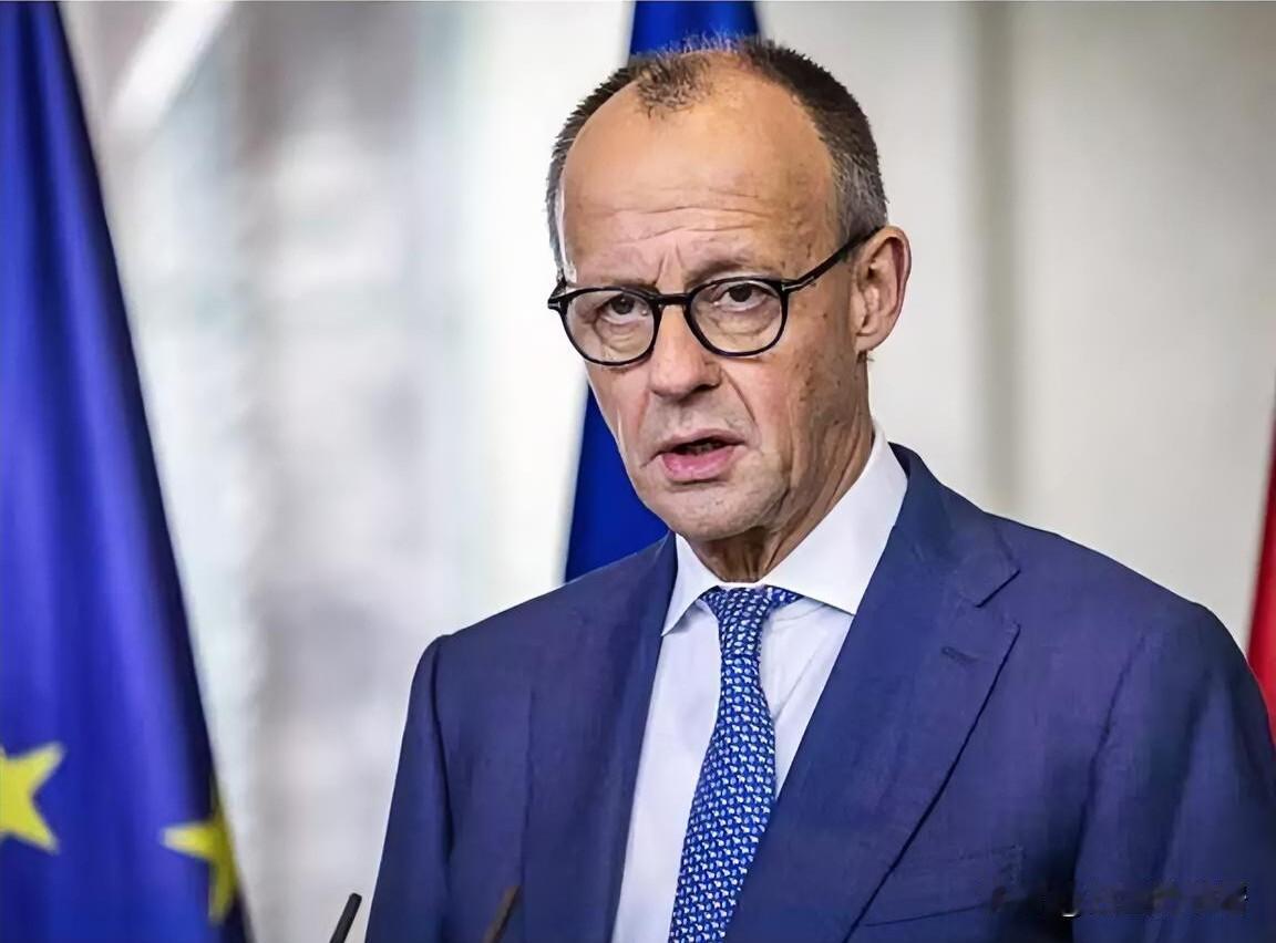 2月26日，德国总理默茨在北京参观了梅赛德斯-奔驰后，突然失去了“自信”。因为当