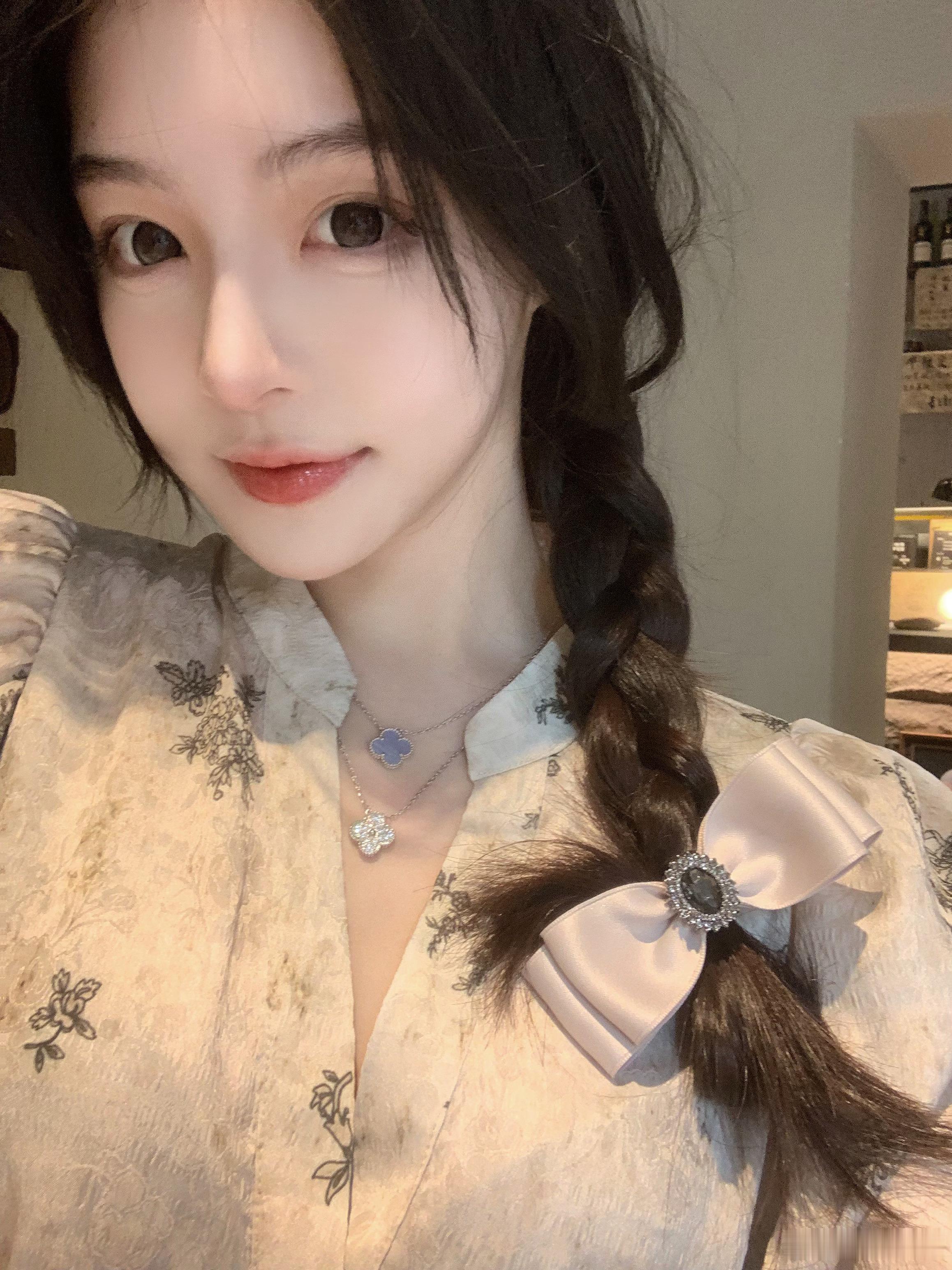 嘻嘻嘻 吃胖两斤脸脸都好看啦 ​​​