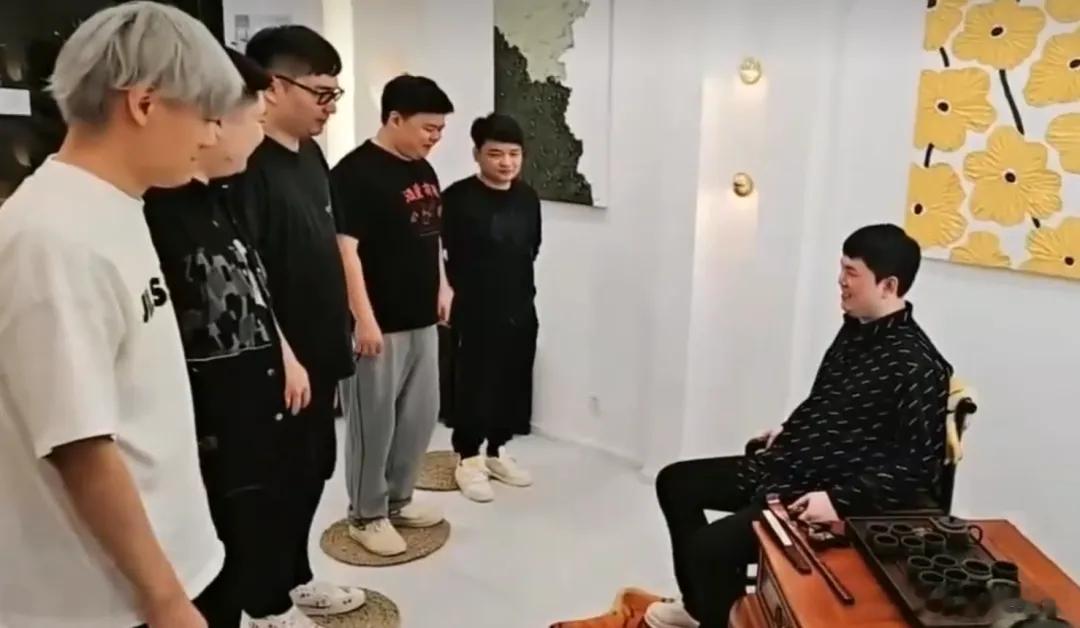 枫哥聊到了熊掌现在的股份，枫哥说给鲷哥、谢彬、黄翔、老蔡、眼子、566分了25%