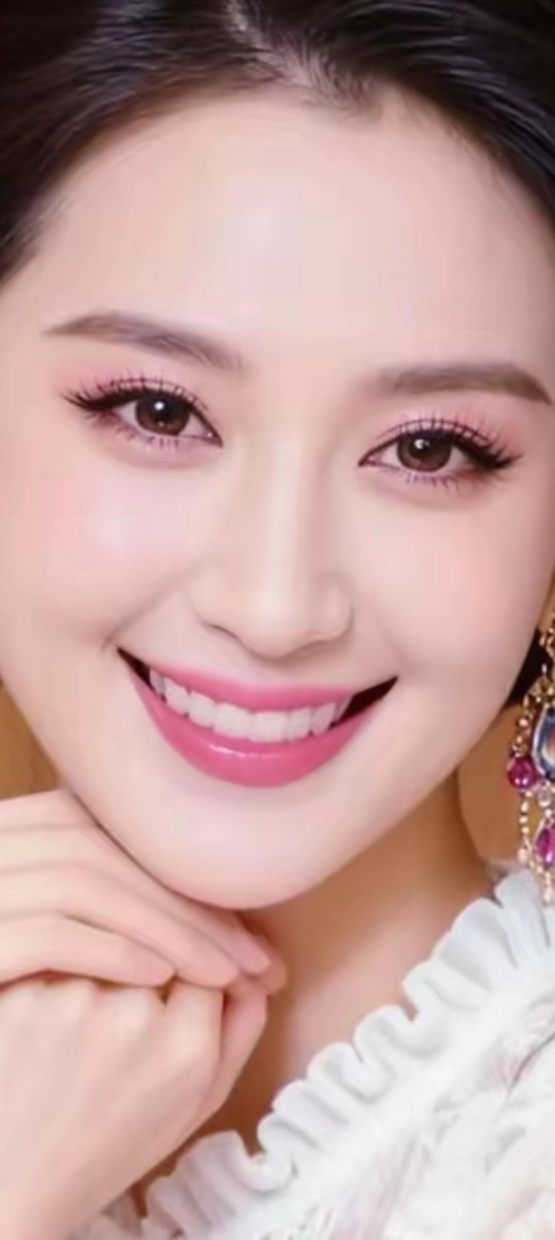 甜美笑容，闪耀耳环，优雅气质，完美妆容，女神范儿！😊✨💄👗