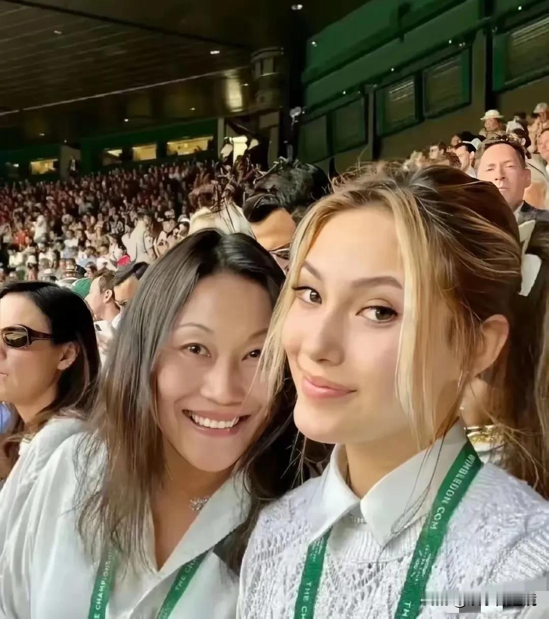这对母女真是让人羡慕，两个都长得很漂亮，特别是混血女儿更是综合了中外的优点，看起