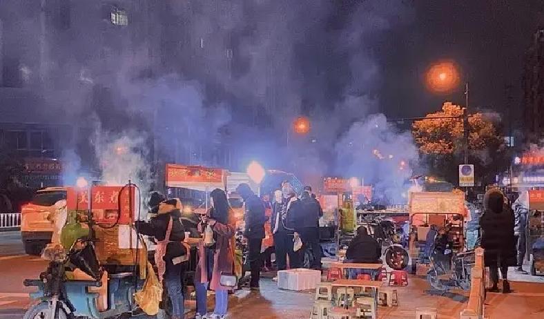 人间烟火气，2026年春节各地夜市人流量暴增近三成，最扎心的反差却是：越忙碌的城