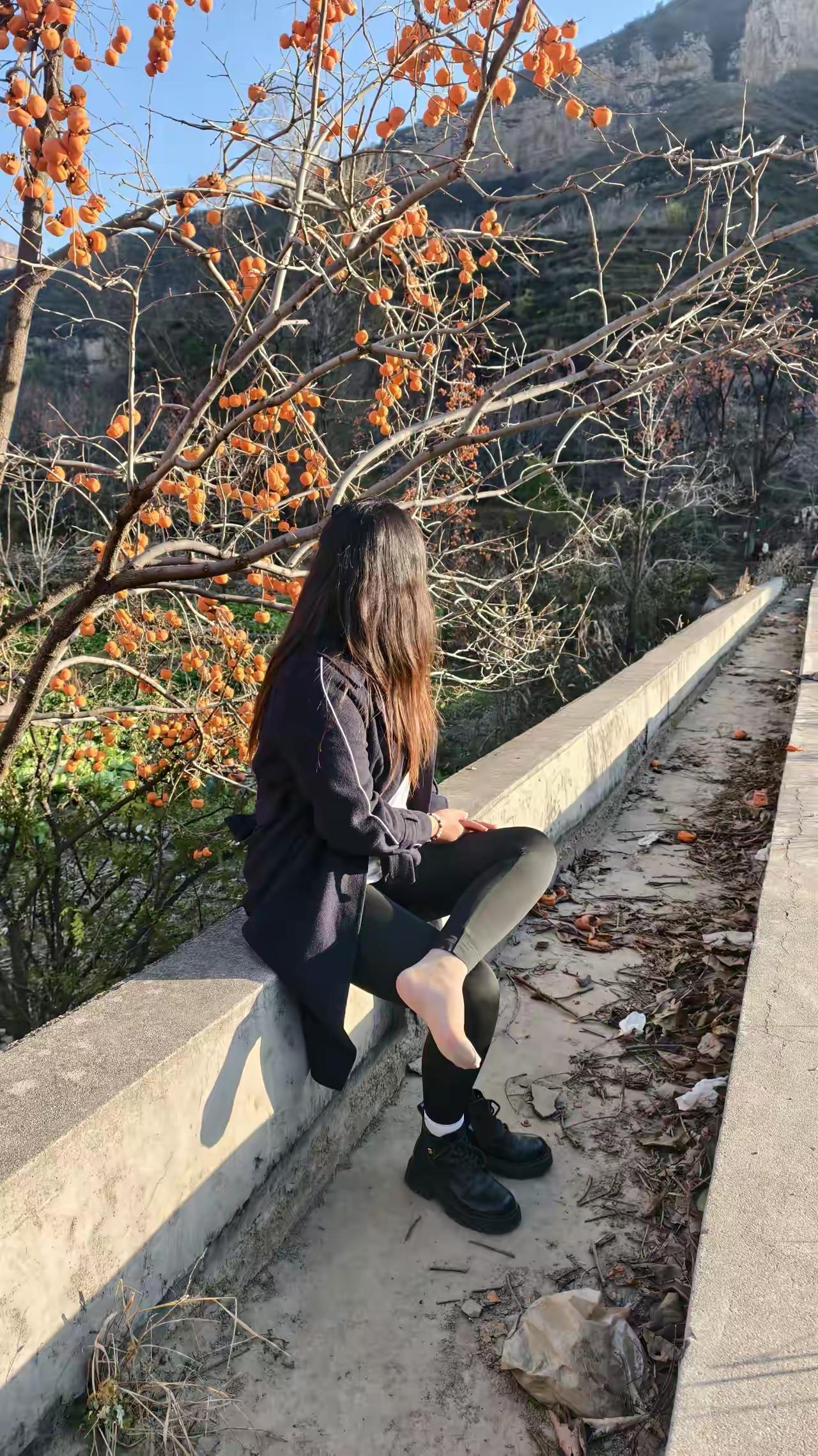 秋风落叶处，独坐思悠长。