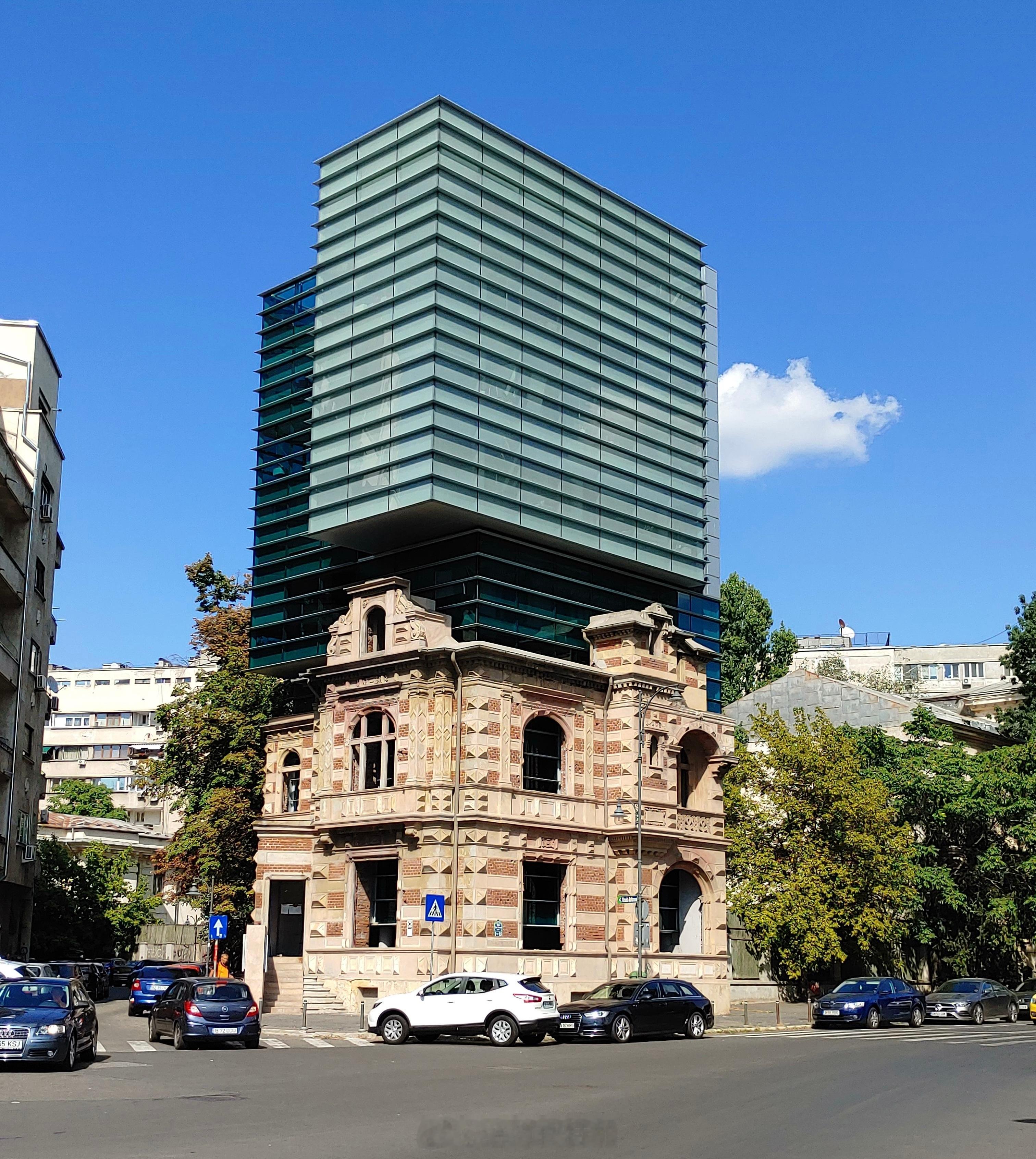 布加勒斯特的国家建筑联盟总部建筑，看上去必须有点儿说法的。National Ar