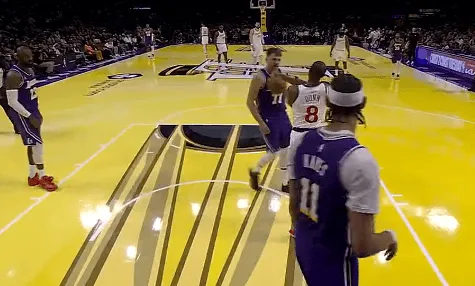 在第四节比赛中，邓恩身后推倒东契奇后爆发口角，海斯随后和邓恩爆发冲突。邓恩连续吃