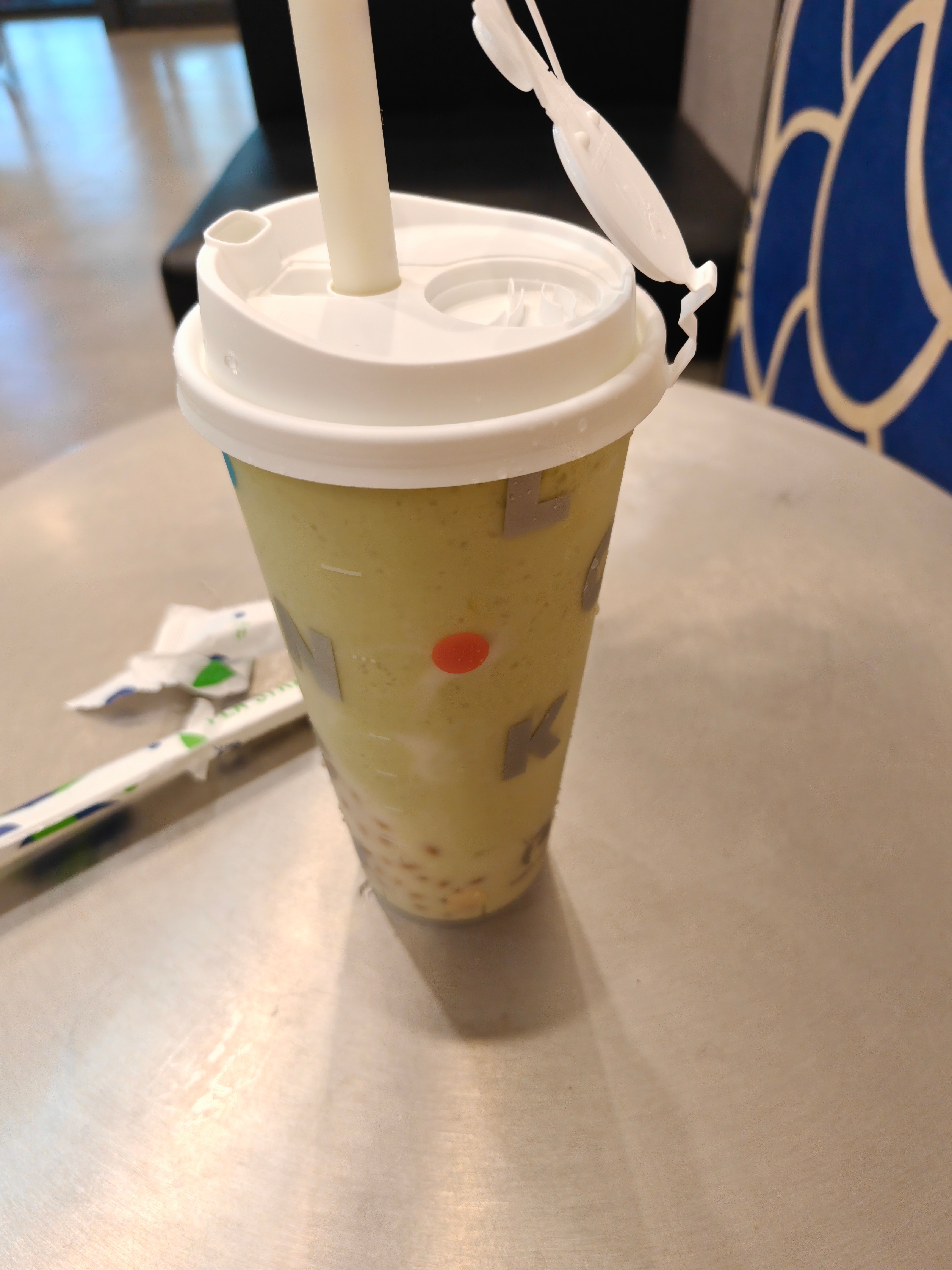 阿鹿这个牛油果奶昔也太稠了，快赶上硅脂了，用力吸都吸不进嘴里