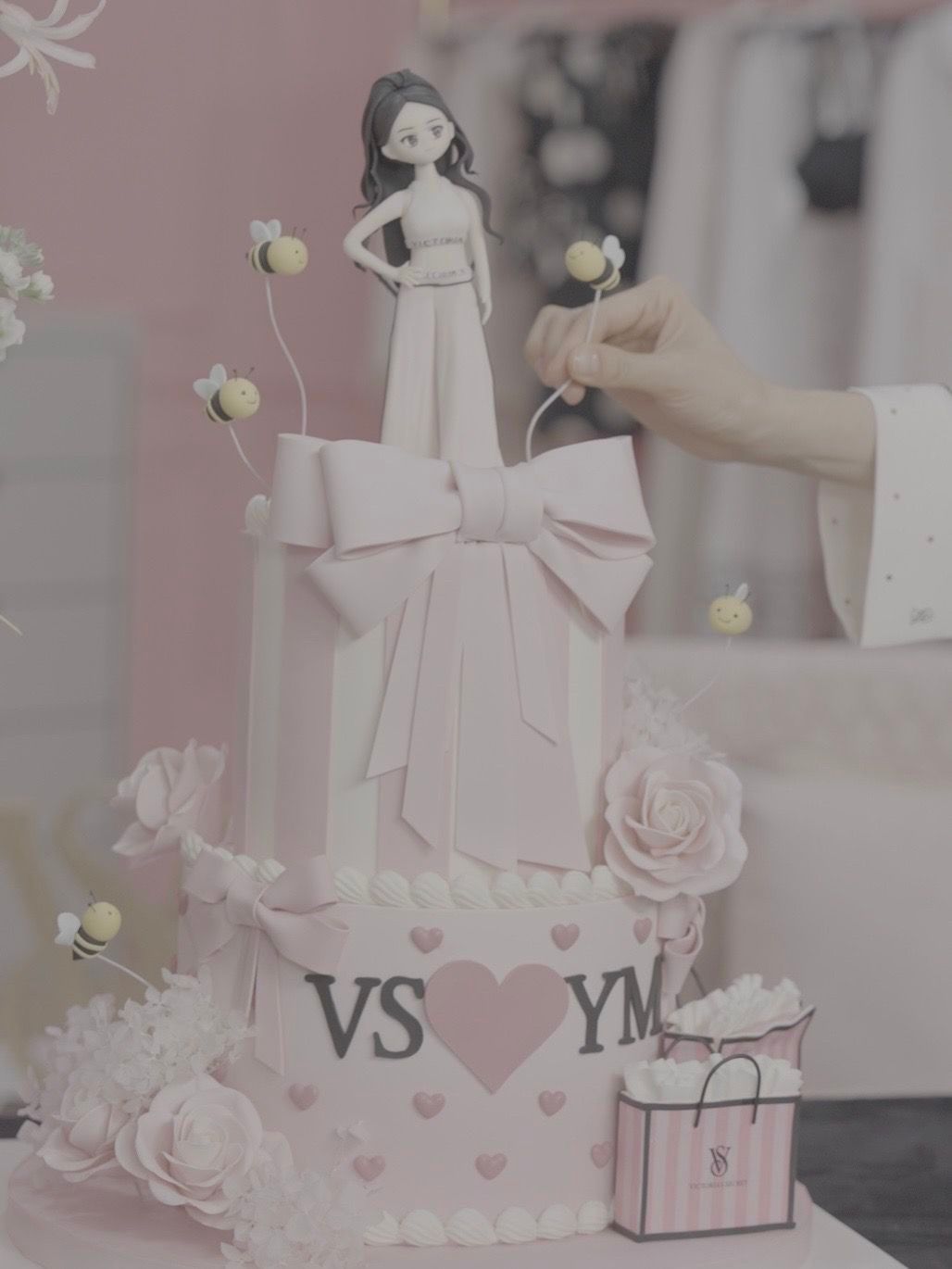 杨幂眼睛发炎被误诊直播那天维密品牌方给幂准备了生日蛋糕🎂蛋糕上是狐狸幂和小蜜蜂