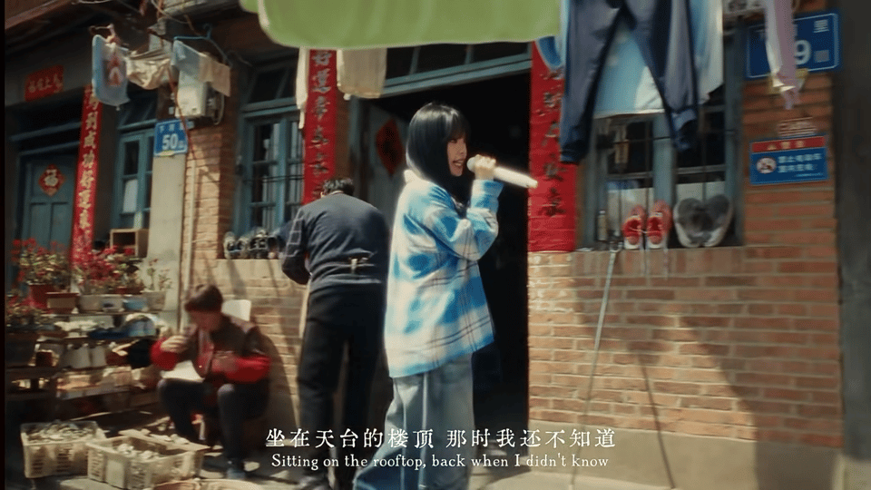 万妮达新歌电影级别的一镜到底 光影流转间尽是乡愁🌌 老巷行人与过往重叠，万妮达
