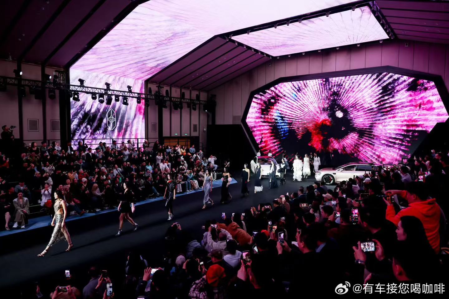 享界S9  享界S9T 9系双旗舰惊艳登场北京时装周T台大秀，时尚与优雅相遇，美