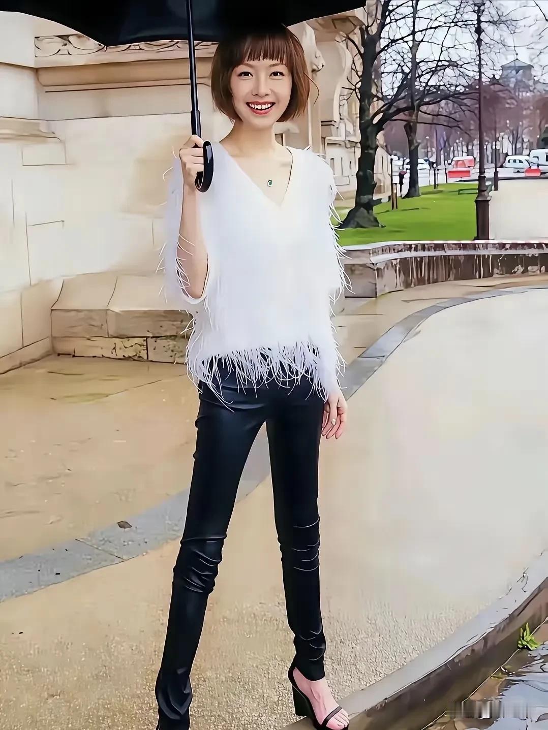 鲁豫应该是内娱最瘦的女主持吧，记得小时候第一次在电视上知道原来还有那么瘦的人。