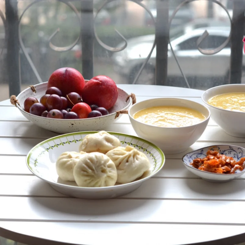早餐吃大包子 棒渣儿粥 红李子