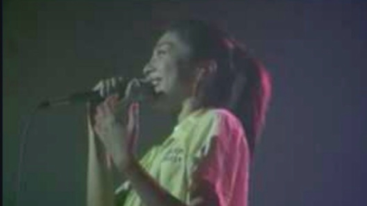 陈绮贞在景美女中40周年校庆演唱小小校歌。2002年5月10日，陈绮贞在景美女中