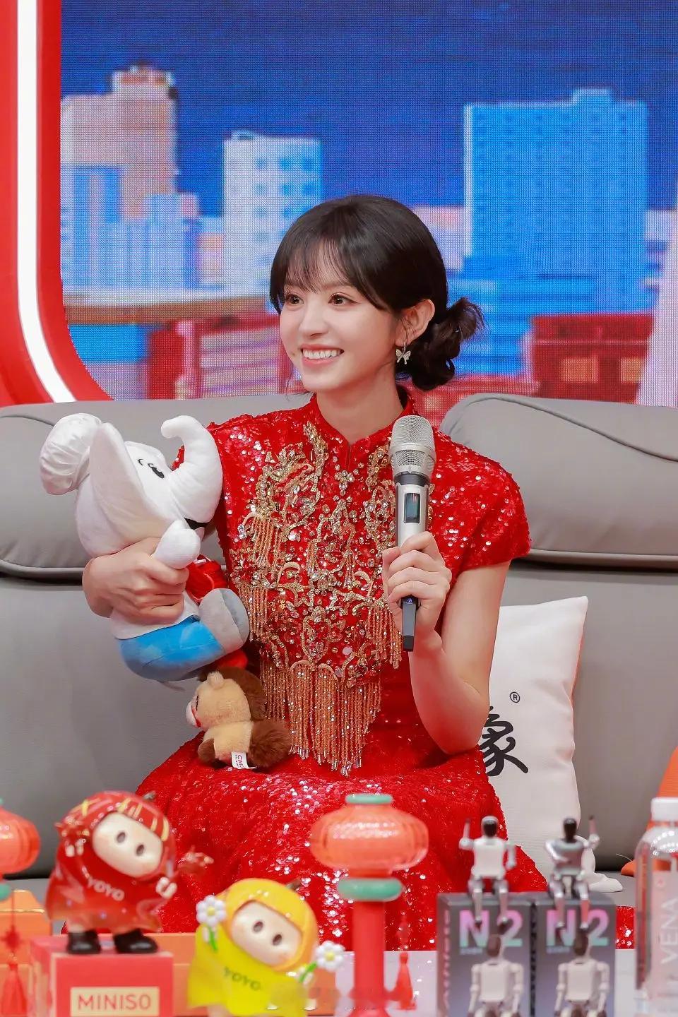 田曦薇马年春晚新妆造，可爱捏 