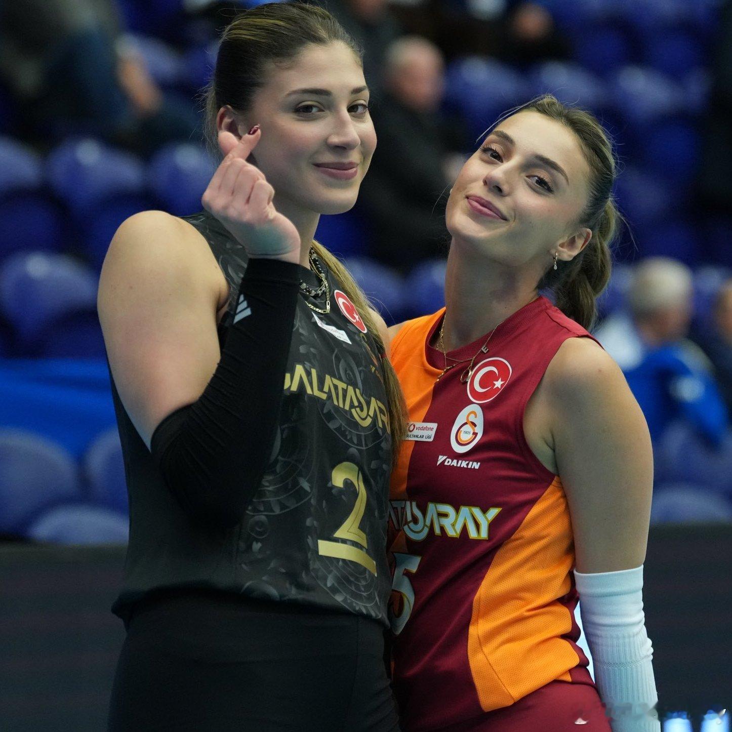 加拉塔萨雷希望同时留住伊尔金和埃吕尔·阿卡尔切什梅，并正在就续约事宜进行谈判。目