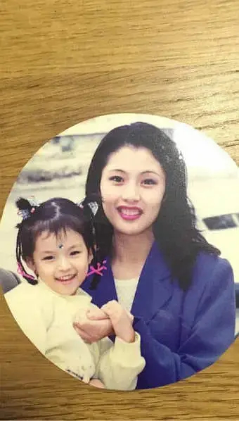 钟楚曦妈妈也太美了吧，长得一点都不像萧敬腾呢，钟楚曦比以前好看还是基因好。 ​​