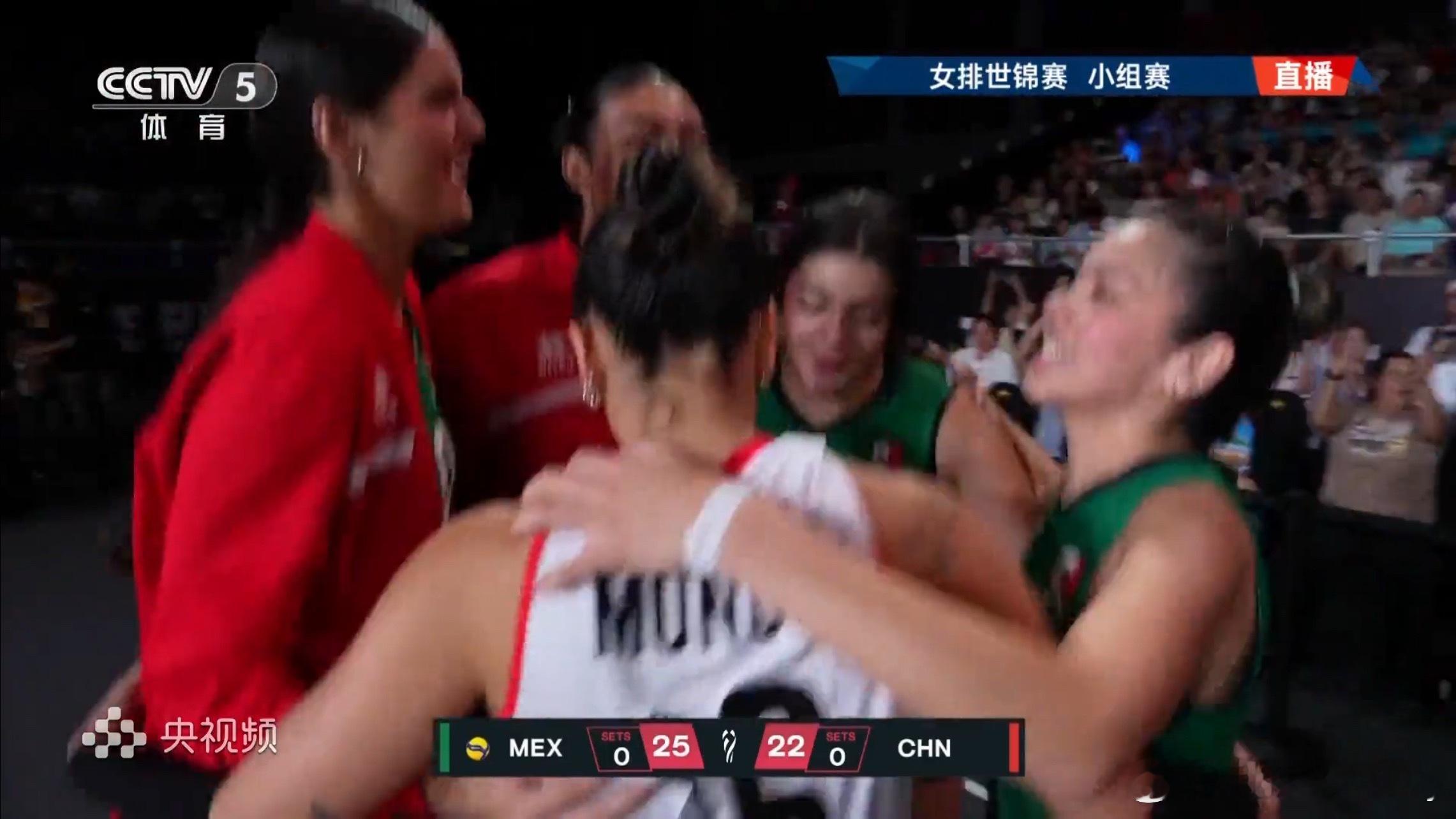 25-22，墨西哥第一局钠下中国女排，下面队员都跳起来疯狂了。确实打得好。身高1