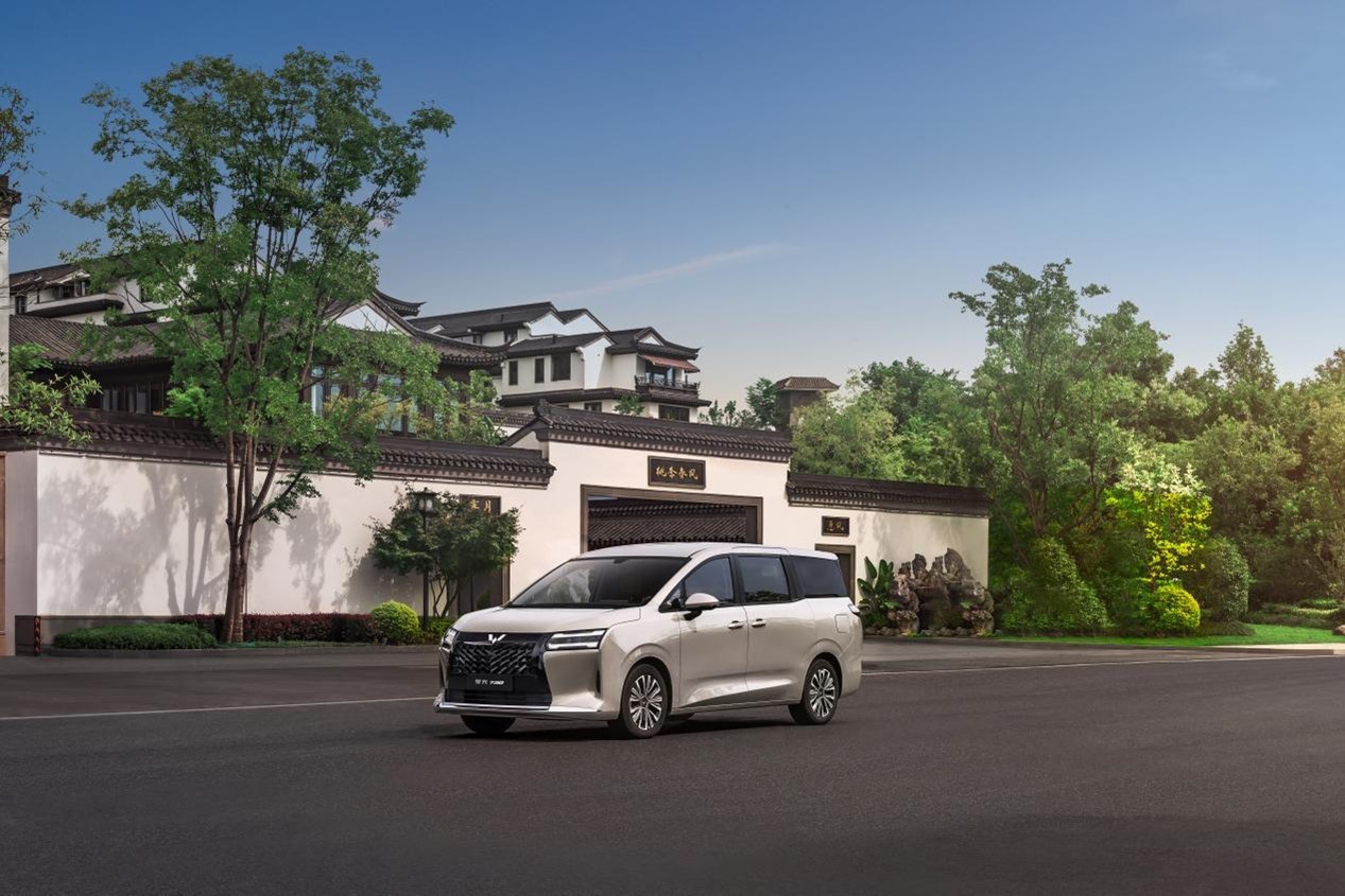 五菱三动力MPV星光730实车亮相2025成都国际车展。作为“新时代人民的MPV