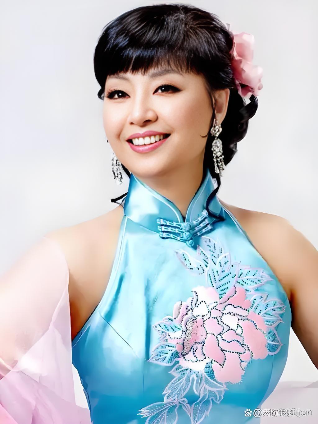 殷秀梅在婚礼上就已经下定决心和这个男人分手，她觉着两个人不在一个层次。

殷秀梅
