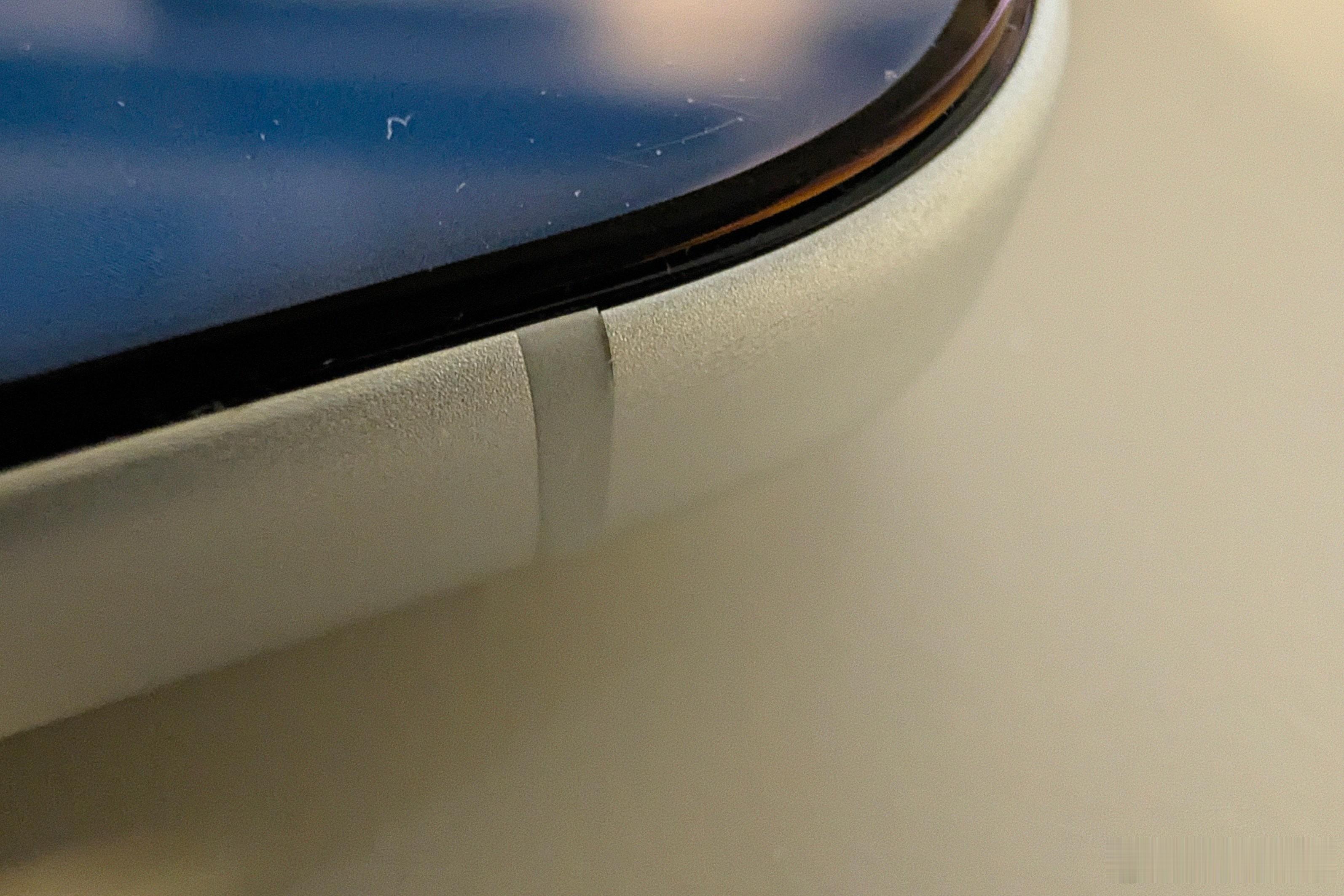 不知道 iPhone 18 的铝合金会不会有改进，我都不记得摔过这里就变形和天线
