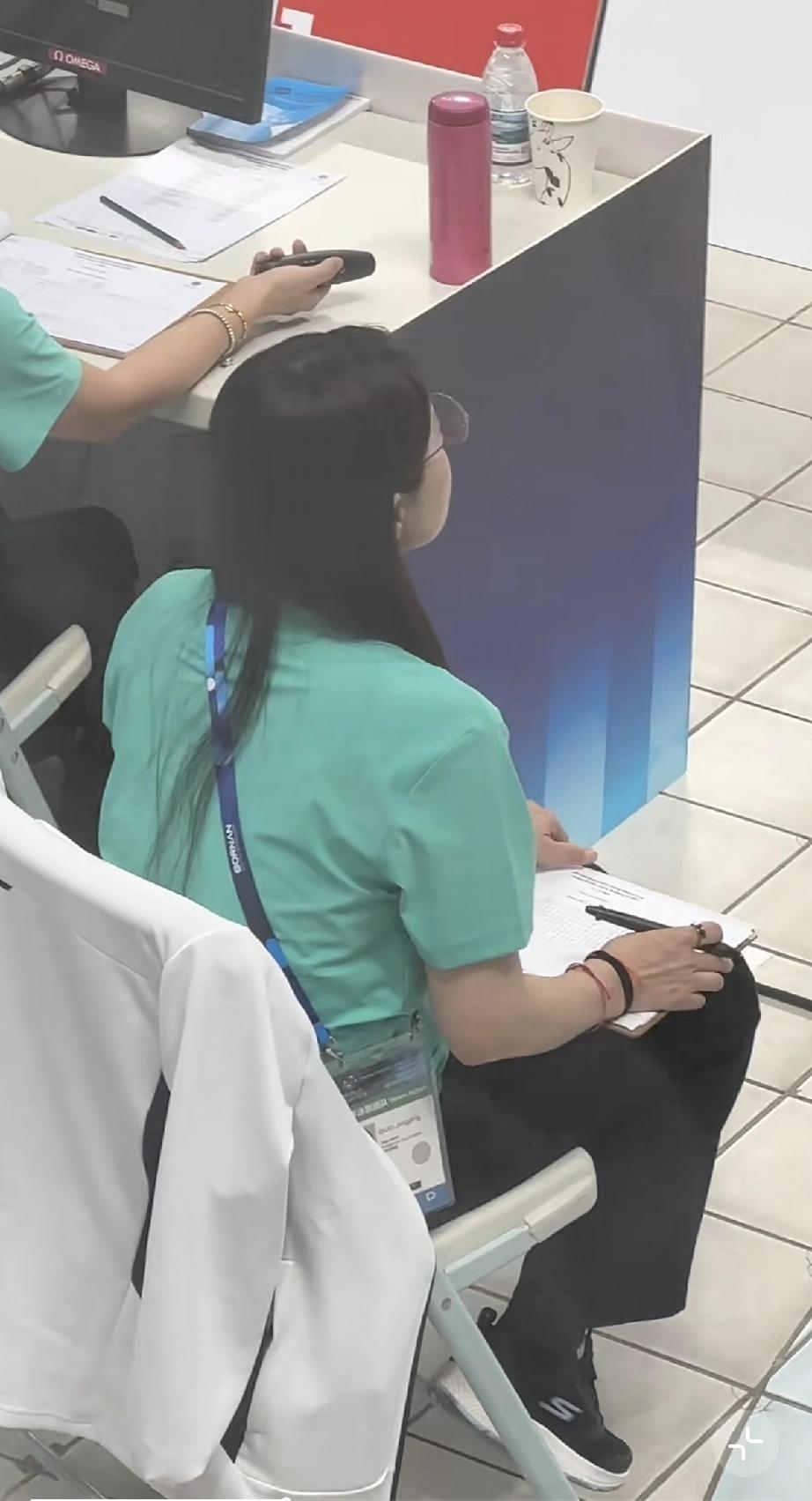 5月1日，郭晶晶在北京水立方参加2026跳水世界杯总决赛，又戴着便宜的头绳打扮朴