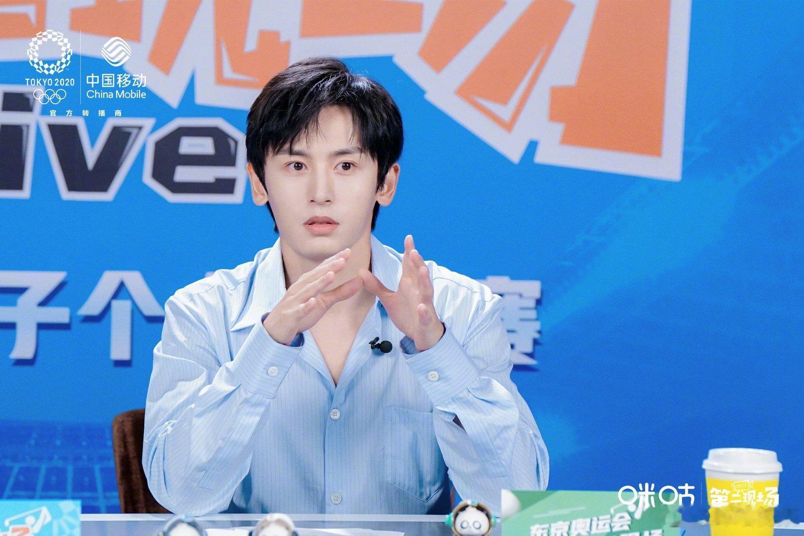 龚俊 cpf 🍊  山河令 20210731 张老师高尔夫比赛解说官方图 