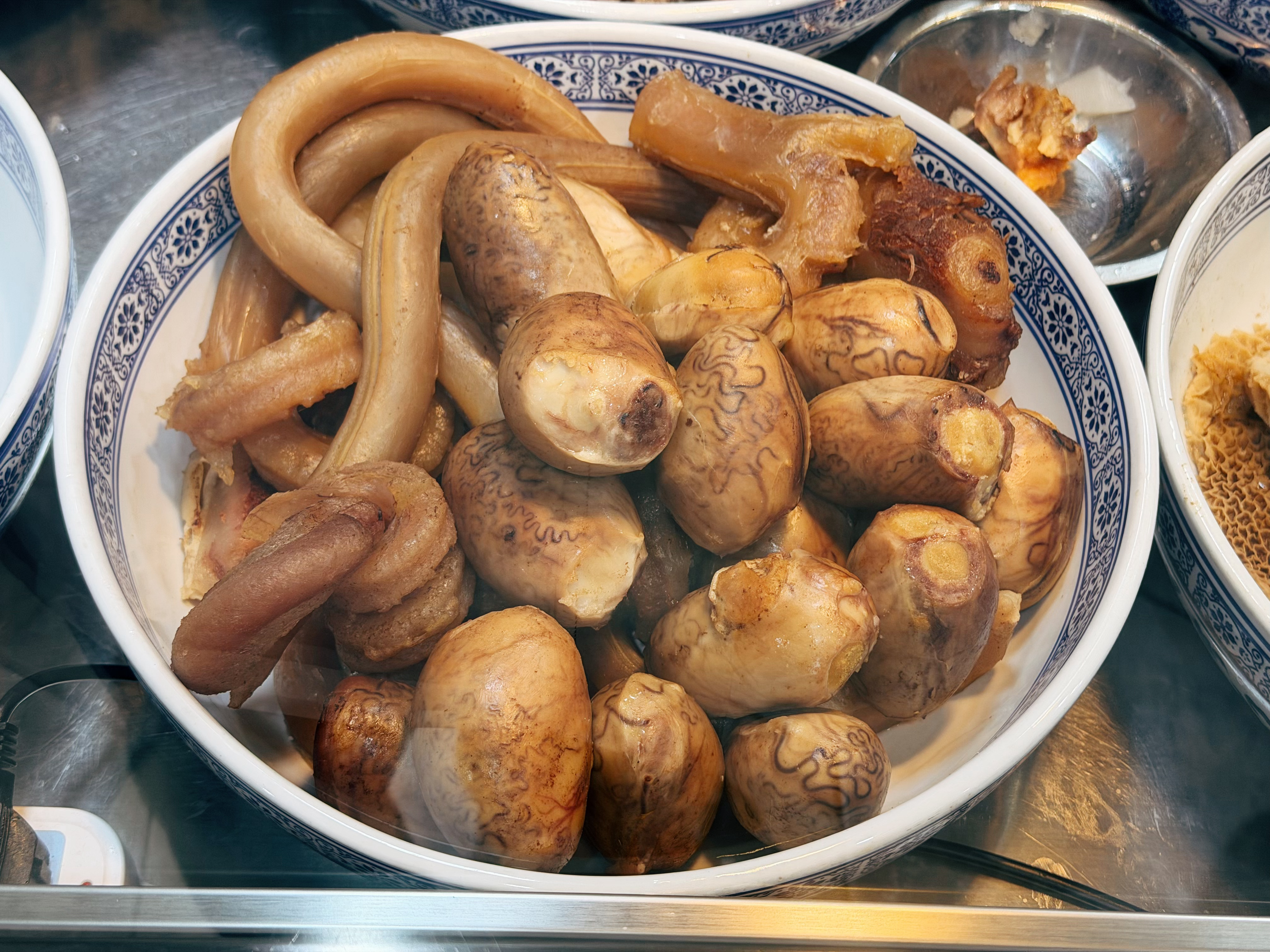 天冷吃点牛肉火锅补一补，这牛鞭和牛蛋一看就很有力量