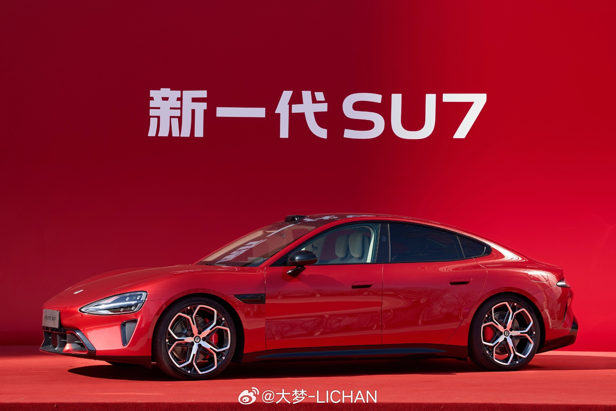 雷军说新SU7进展顺利一两个月上市今天看到了很多赤霞红的实车进店，那就说明新SU