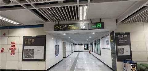 1号线桐梓林站C口已于今日正式开放，市民乘客们可根据需求选择该出入口进出车站。温