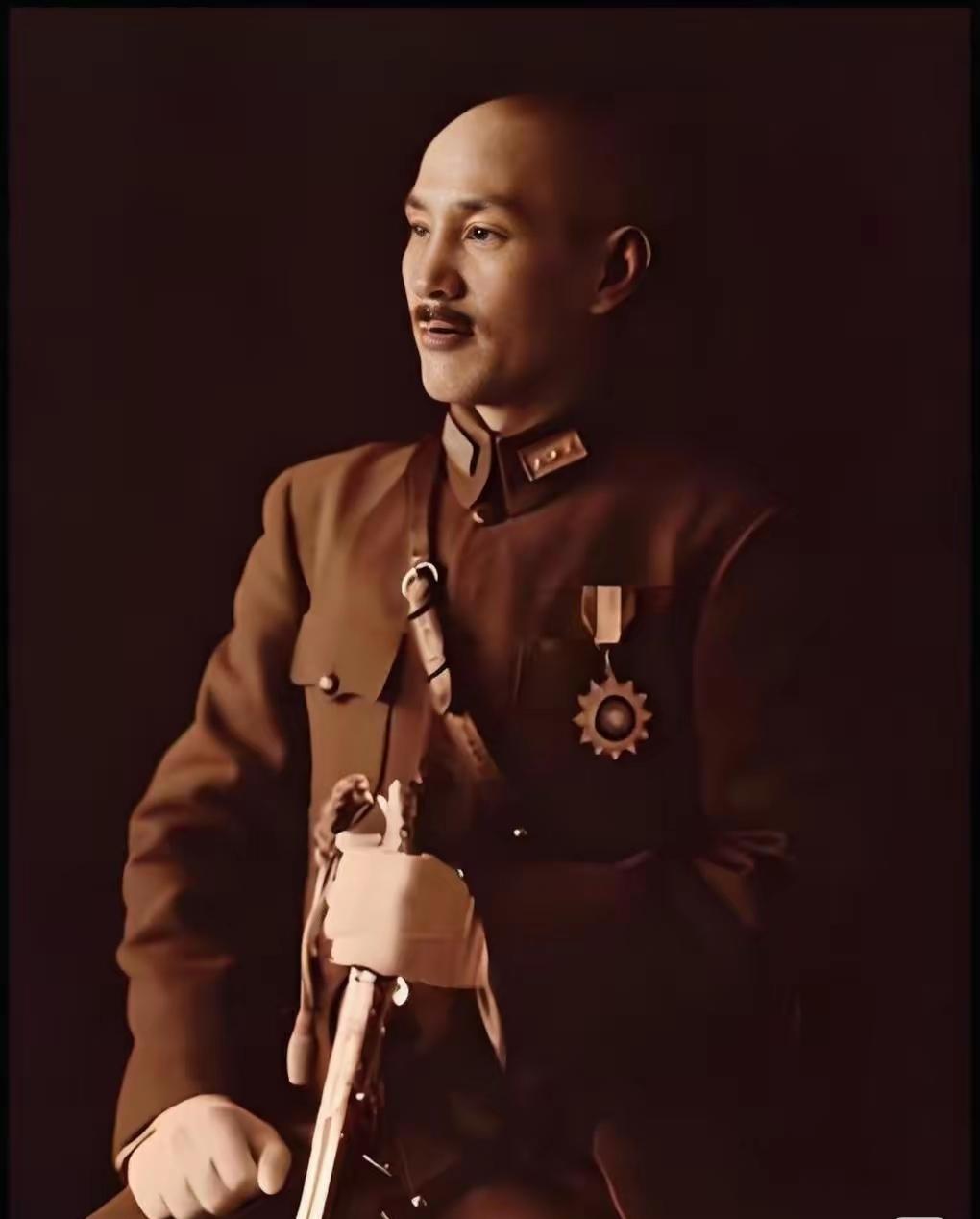 陈炯明炮轰总统府，把孙中山逼上永丰舰，却意外为蒋介石上位铺了敲门砖。
原本蒋介石