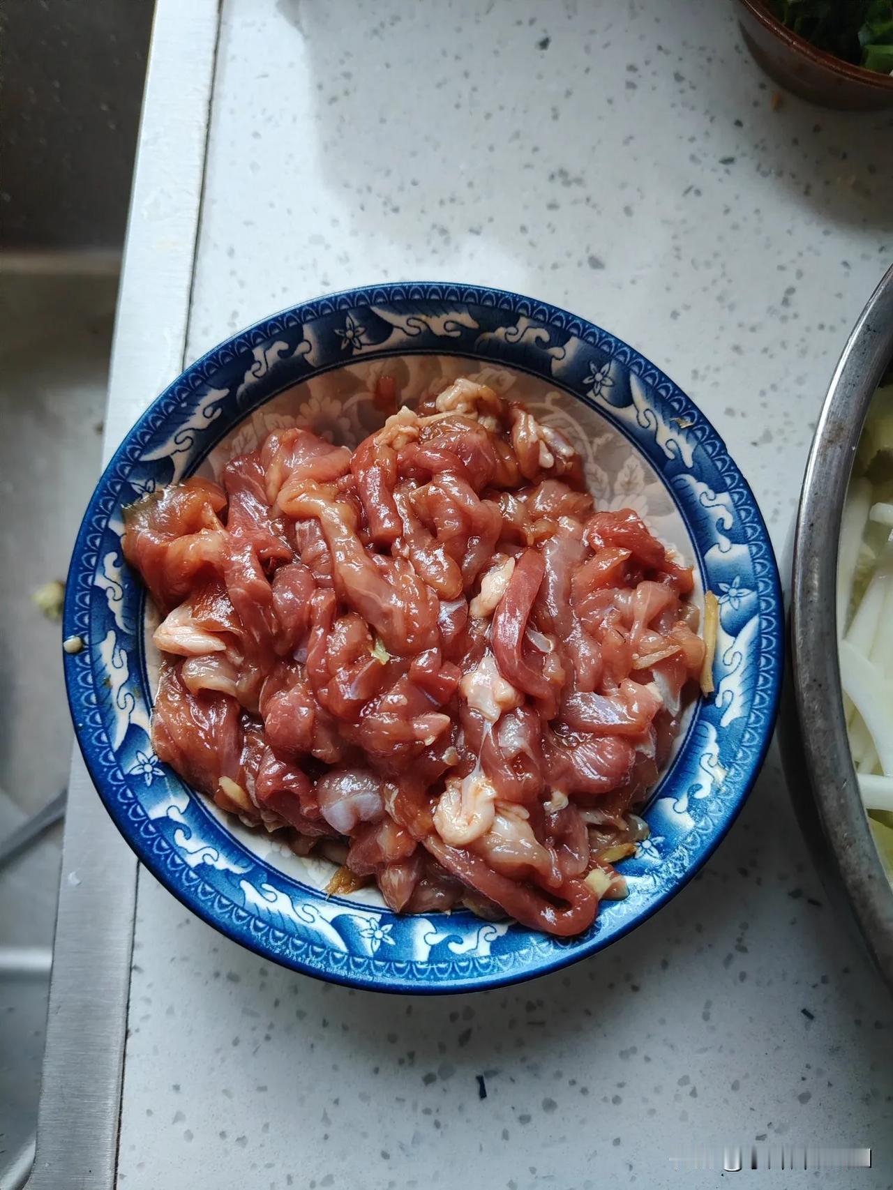 趁午饭时间，有空就把晚餐的食材洗好切好备起来。