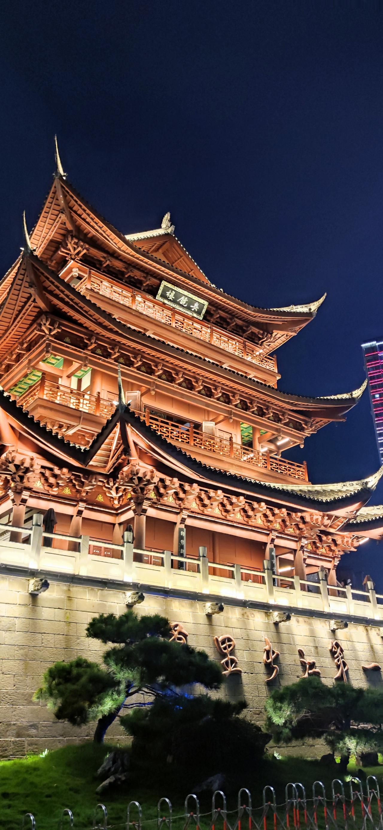 无事莫登楼，思往事，易白头。