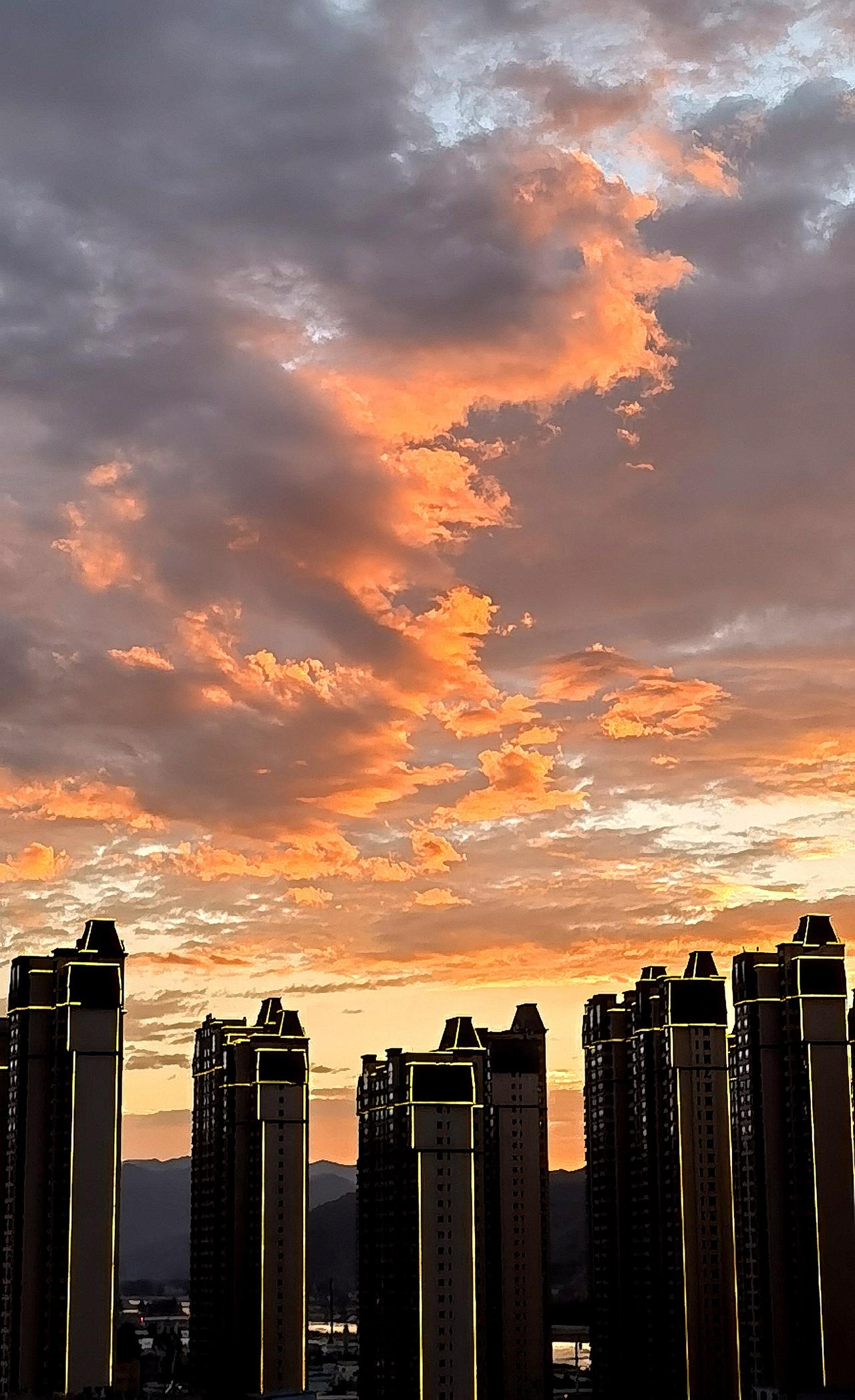 夕阳下的城市，美得像一幅画。
